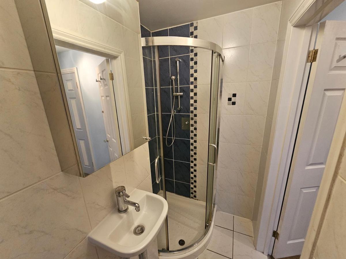 Large 4 Bedrooms Golders Apartment
