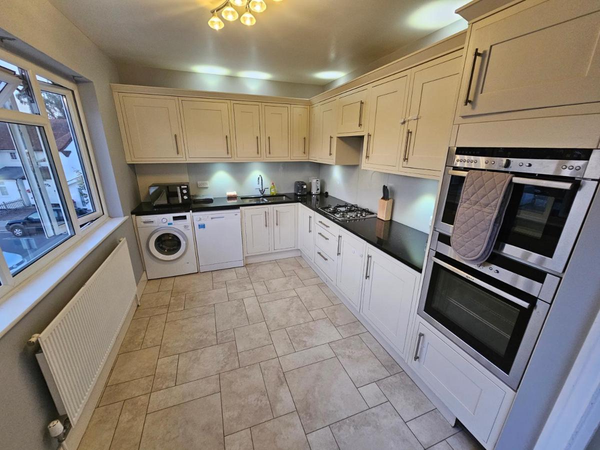 Large 4 Bedrooms Golders Apartment